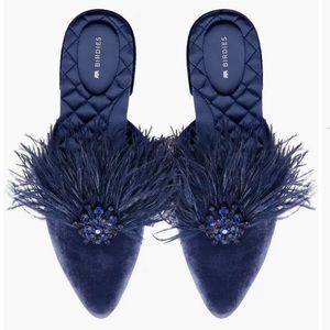 Birdies feather slides. Velvet blue mules. Jewel brooch. Ostrich feathers.